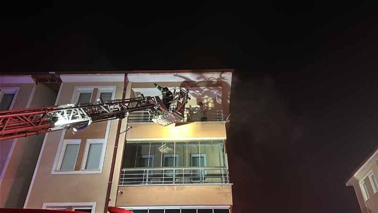 Kütahyada 4 katlı apartmanda çıkan yangında mahsur kalan 1i bebek 5 kişi kurtarıldı