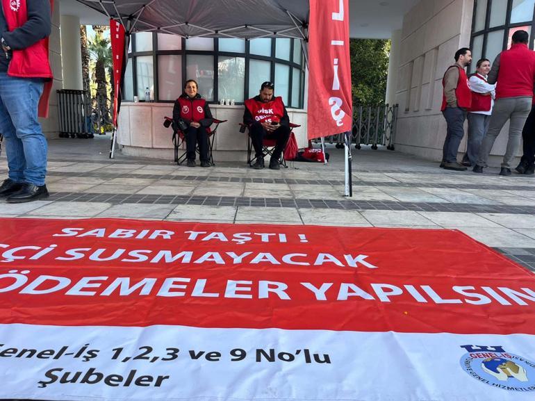 İzmirde Büyükşehir Belediyesi işçilerinin oturma eylemi 2nci gününde