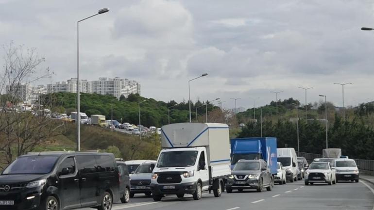 Başakşehirde yolcu minibüsünün karıştığı zincirleme kaza: 12 yaralı