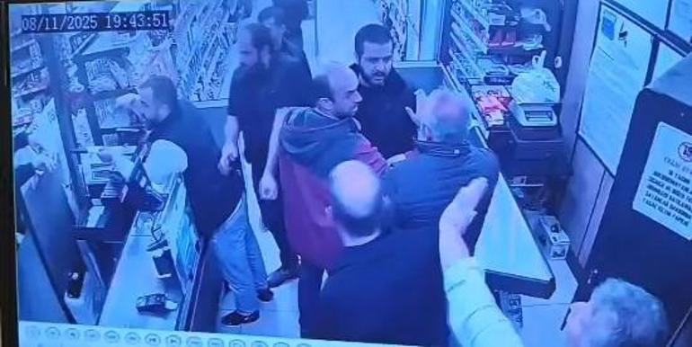 Oğlunu darbettiğini öne sürdüğü market çalışanını yumruklayıp tekmeledi