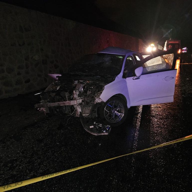 Sivasta otomobiller çarpıştı: 1 ölü, 2 yaralı