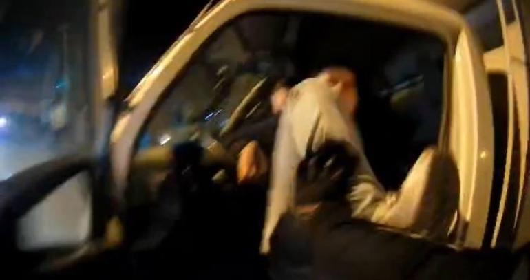 Arnavutköyde canım sıkkın diyen kamyonet şoförü, motosikletliyi darbetti