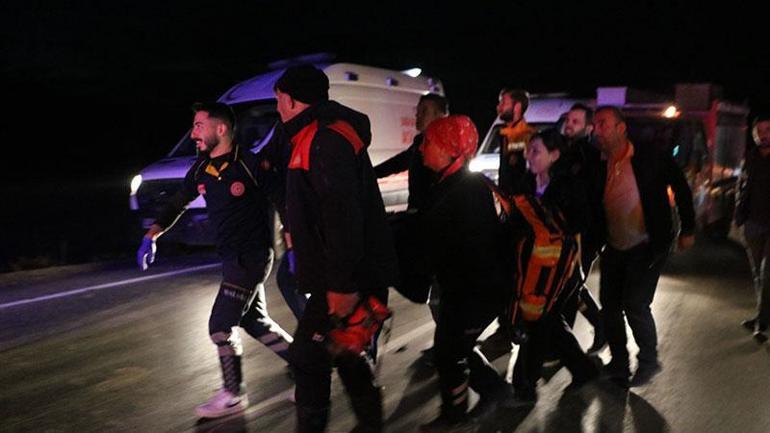 Hakkaride otomobil takla attı; 5 yaralı