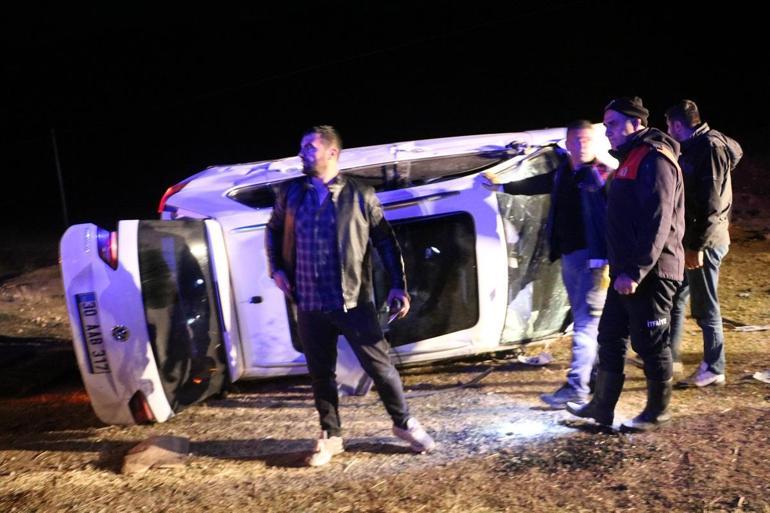 Hakkaride otomobil takla attı; 5 yaralı