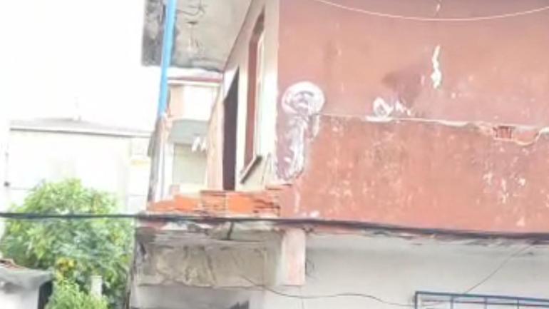 Balkon duvarının bir bölümü yıkılan 2 katlı bina boşaltıldı