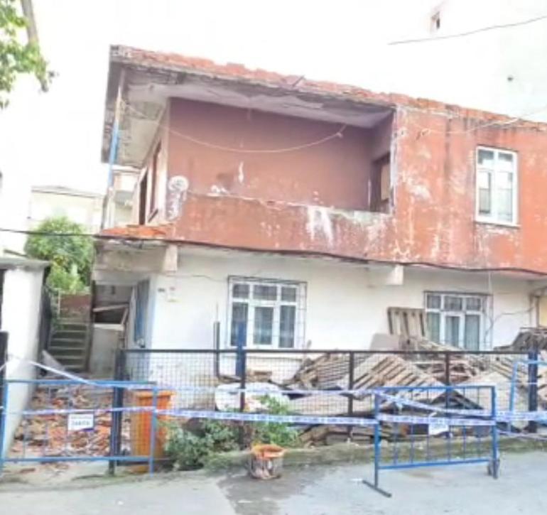 Balkon duvarının bir bölümü yıkılan 2 katlı bina boşaltıldı