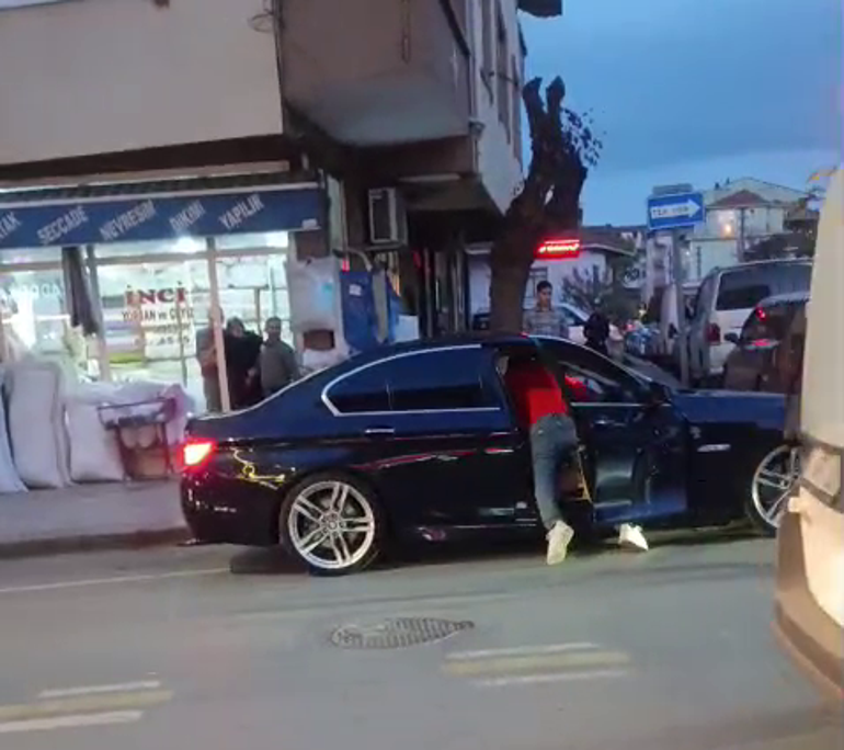 Eşiyle ilişkisi olduğunu iddia ettiği kişiyi defalarca bıçakladı; o anlar kamerada