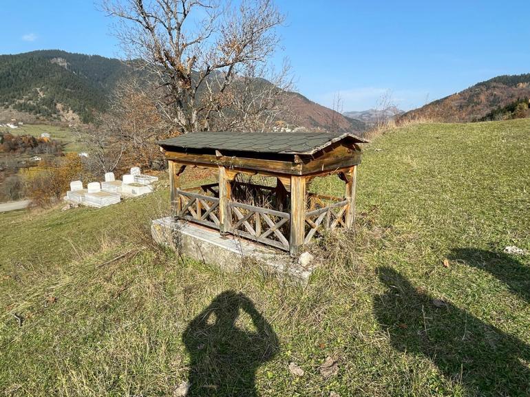 Babası için yaptığı çardak görünümlü mezarın aynısından vasiyet etti