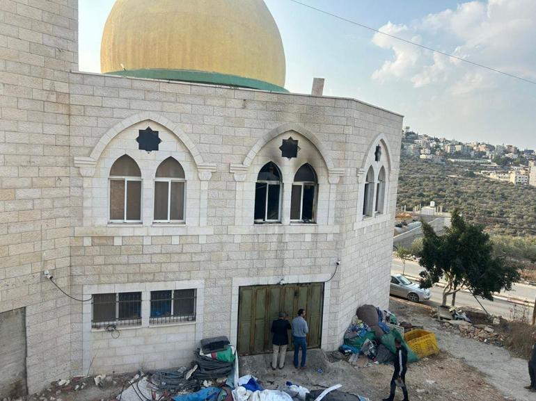 Batı Şeriada cami kundaklandı