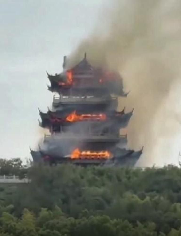 Çin’deki tarihi Yongqing Tapınağında yangın çıktı