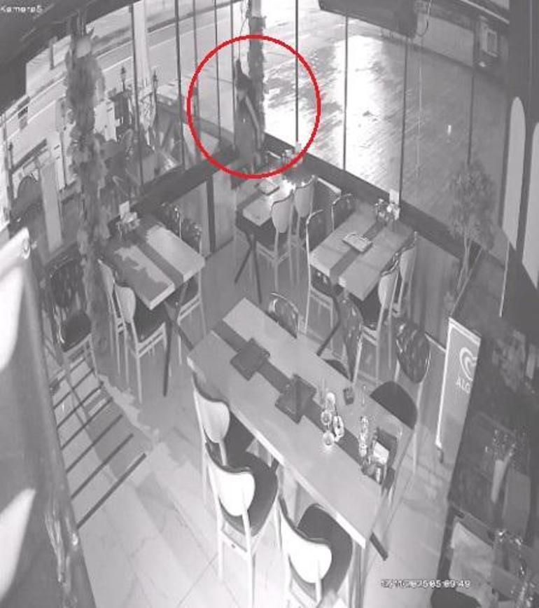 İş yerine defalarca giren hırsızı sopayla kovaladı; o anlar kamerada