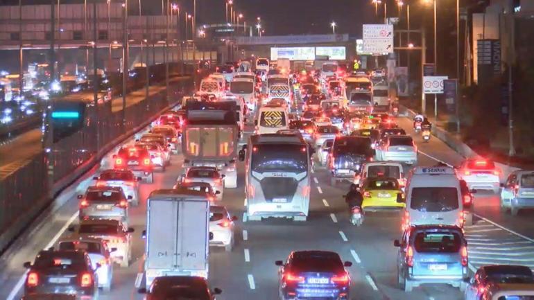 İstanbulda trafik yoğunluğu yüzde 85e ulaştı