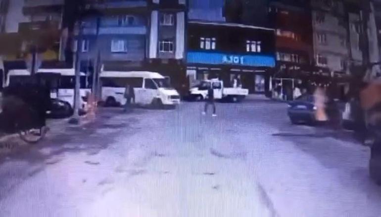 Yere düşen yaya, servis minibüsünün altında kalarak öldü; kaza anı kemarada