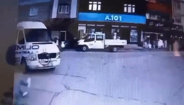 Yere düşen yaya, servis minibüsünün altında kalarak öldü; kaza anı kemarada