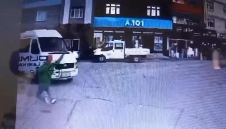 Yere düşen yaya, servis minibüsünün altında kalarak öldü; kaza anı kemarada