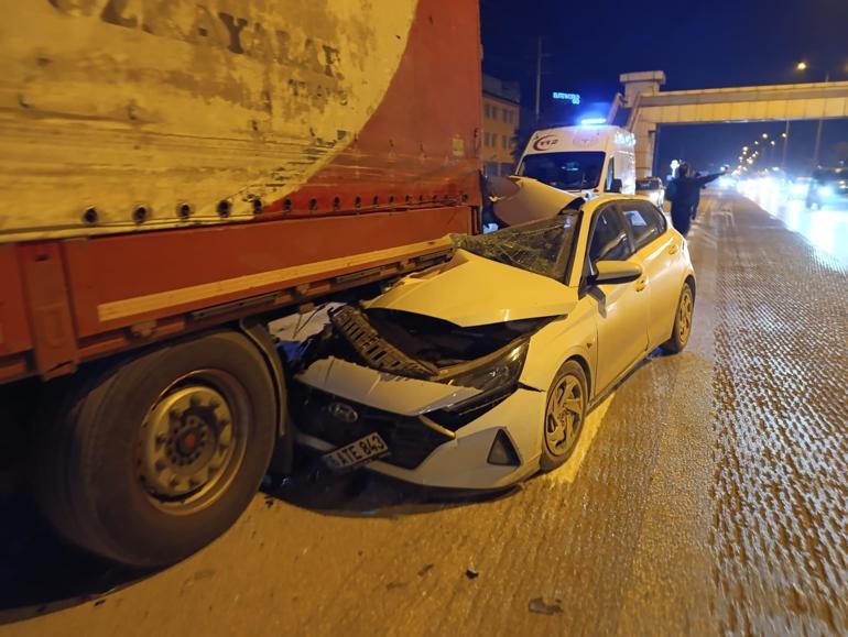 TIRa arkadan çarpan otomobil sürücüsü yaralandı