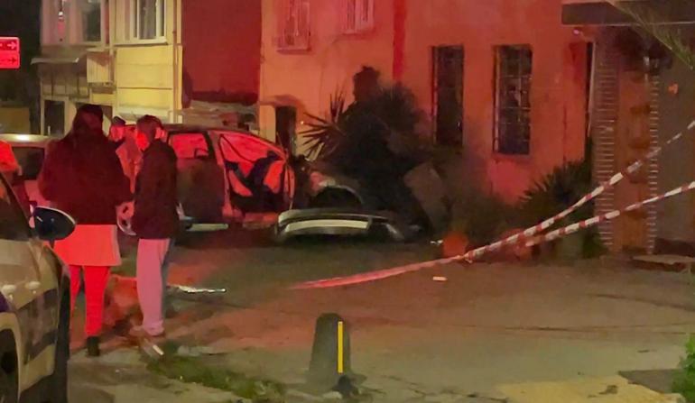Üsküdar’da otomobil duvara çarptı: 1i ağır 2 yaralı