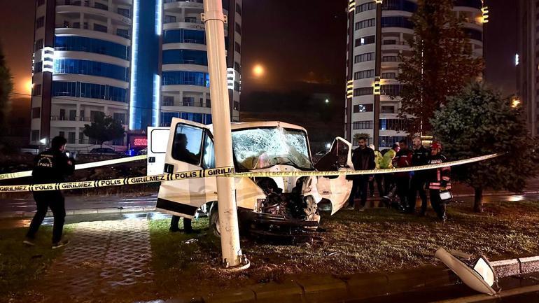 Malatyada aydınlatma direğine çarpan minibüsün sürücüsü öldü
