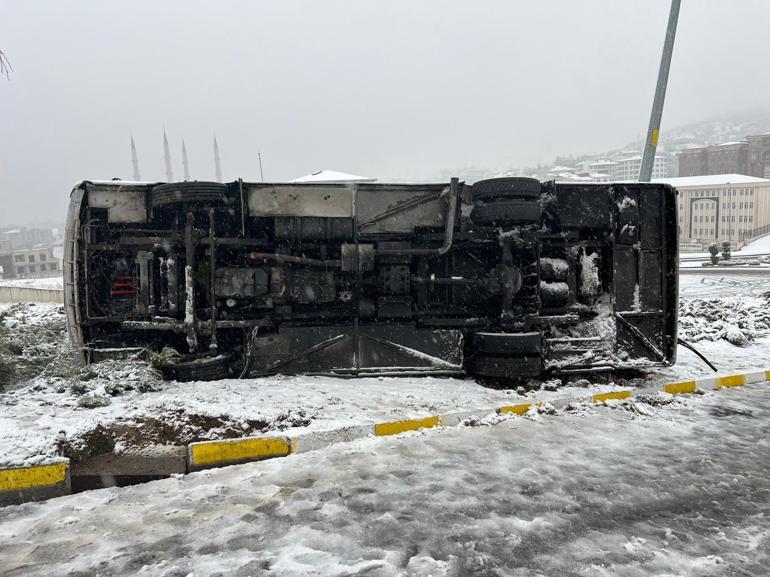 Nevşehirde işçi servis midibüsü devrildi: 14 yaralı