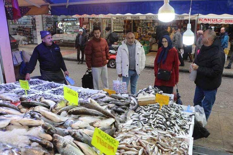Hava soğudu, balık tezgahları hamsi ile doldu