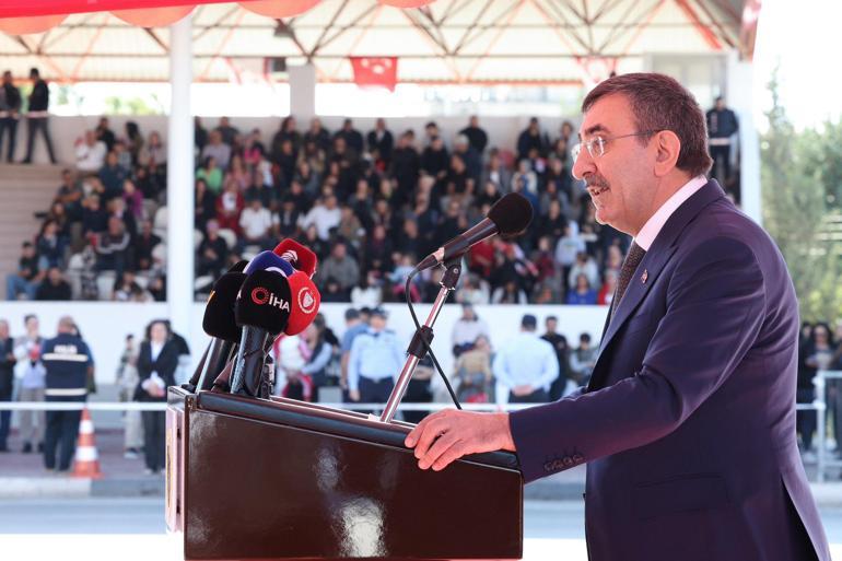 Cumhurbaşkanı Yardımcısı Yılmaz, KKTCnin 42’nci yıl dönümü dolayısıyla düzenlenen törenlere katıldı