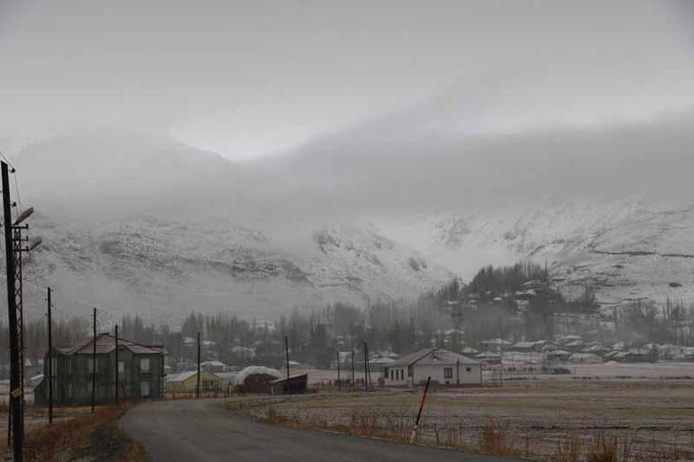 Hakkaride kar yağışı