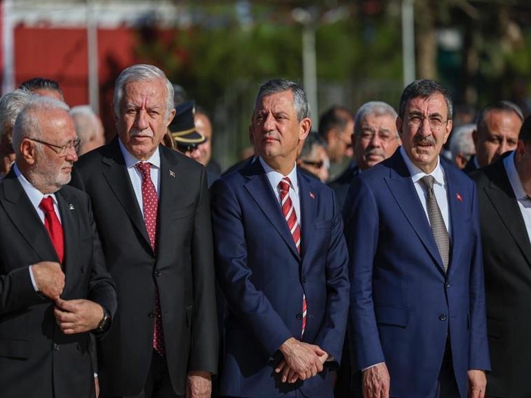 CHP Genel Başkanı Özel, KKTCde düzenlenen törenlere katıldı