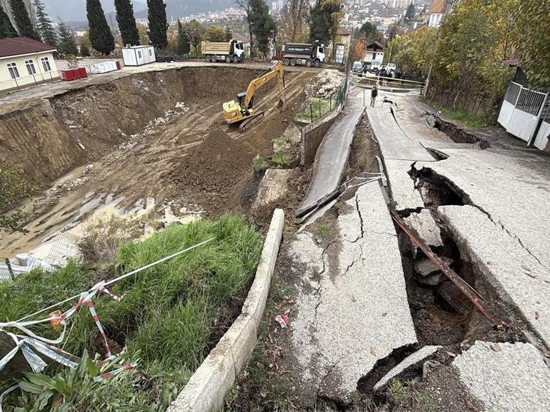 Okul yapımı için kazılan temelin yanından geçen yol çöktü