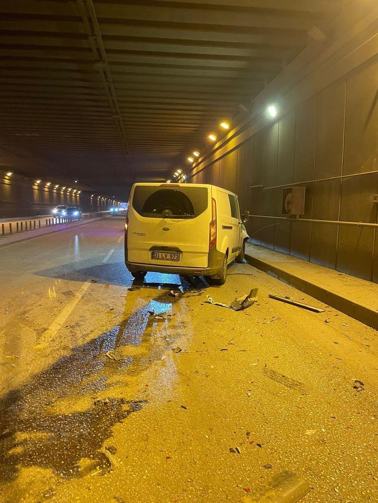 Karşı şeride geçen cip, kamyonet ile kafa kafaya çarpıştı; 2 ölü, 1 yaralı