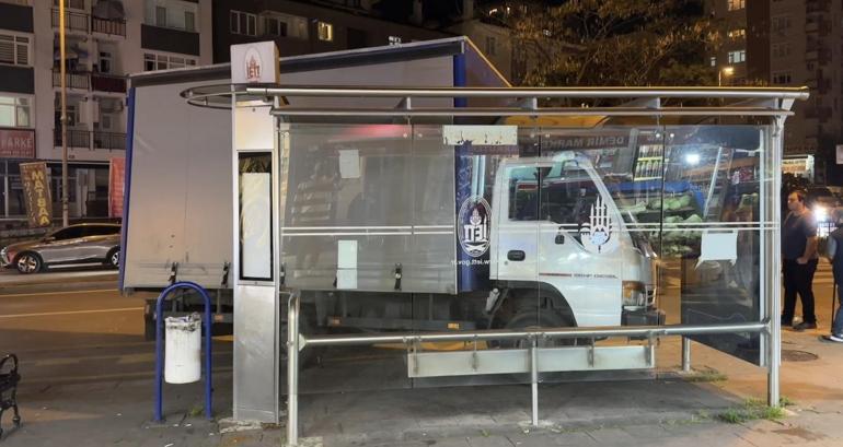 Ataşehirde kamyonetin otobüs durağına daldığı anlar kamerada