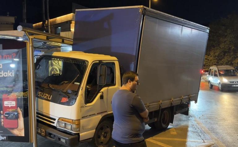 Ataşehirde kamyonetin otobüs durağına daldığı anlar kamerada