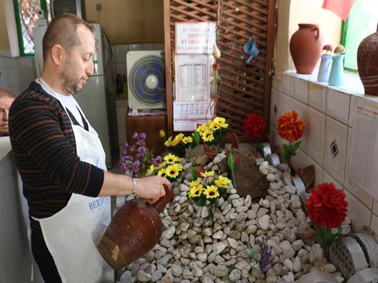 Pide salonundaki isimsiz mezar şaşırtıyor
