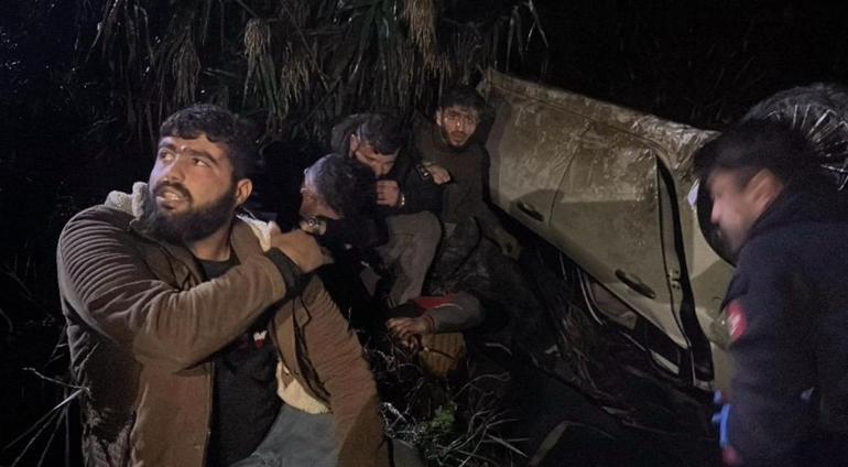 Hatay’da polisten kaçarken kazaya yapan otomobilde 9 kaçak göçmen yakalandı