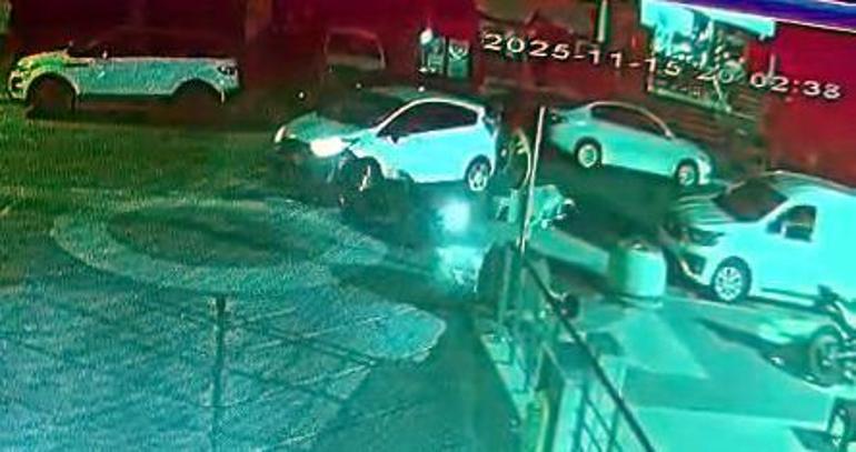 Beylikdüzünde hızla ilerleyen motosiklet sürücüsü otomobile çarpıp yere savruldu