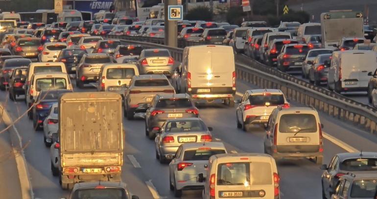 İstanbulda haftanın ilk iş gününde trafik yoğunluğu