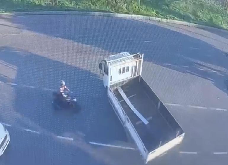 Motosiklet ile kamyonet çarpıştı; 1 yaralı