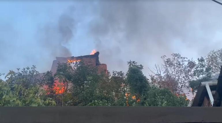 Bursada 2 katlı binada çıkan yangın 3 eve daha sıçradı, 1 ölü; alevler dronla görüntülendi