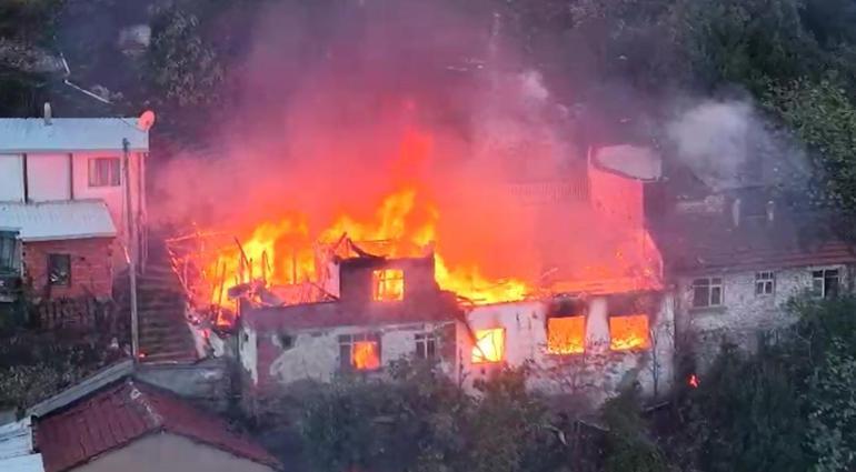 Bursada 2 katlı binada çıkan yangın 3 eve daha sıçradı, 1 ölü; alevler dronla görüntülendi