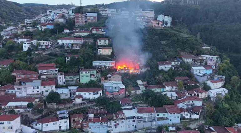 Bursada 2 katlı binada çıkan yangın 3 eve daha sıçradı, 1 ölü; alevler dronla görüntülendi