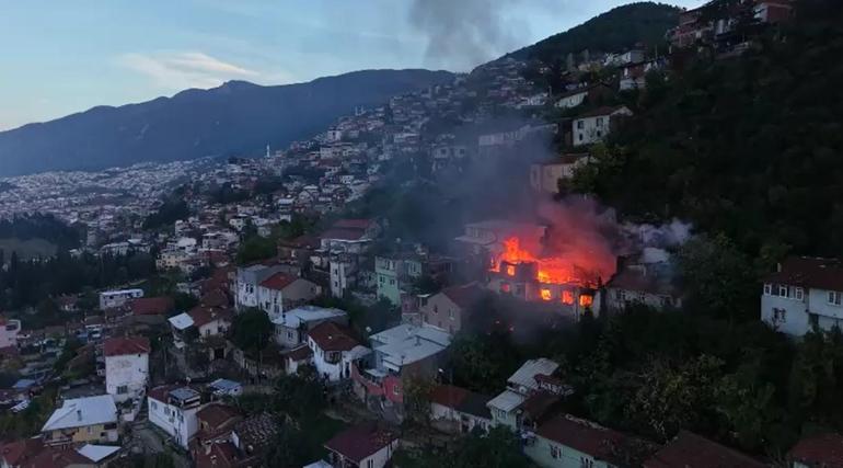 Bursada 2 katlı binada çıkan yangın 3 eve daha sıçradı, 1 ölü; alevler dronla görüntülendi