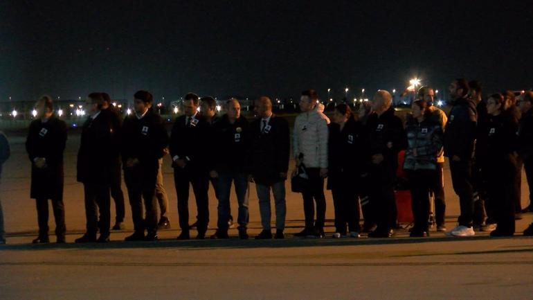 Hırvatistanda düşen yangın uçağında şehit olan Pilot Baharın naaşı Türkiyeye getirildi