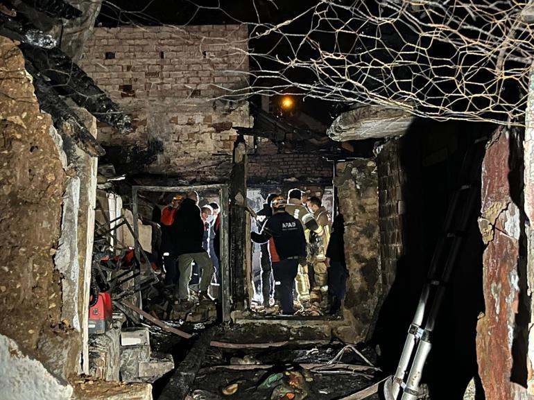Bursada 2 katlı binada çıkan yangın 3 eve daha sıçradı, 1 ölü; alevler dronla görüntülendi