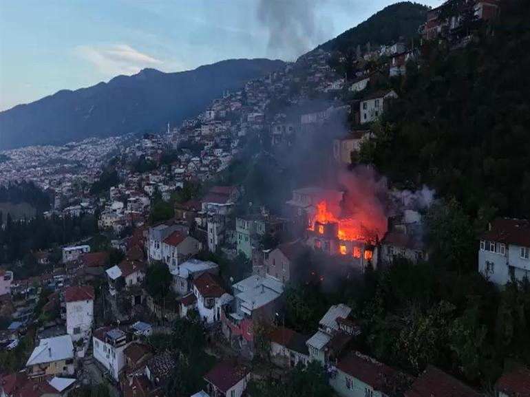 80 yaşındaki ev sahibinin yangını söndürmek isterken ölmüş olabileceği değerlendiriliyor