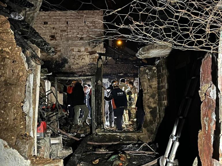 80 yaşındaki ev sahibinin yangını söndürmek isterken ölmüş olabileceği değerlendiriliyor