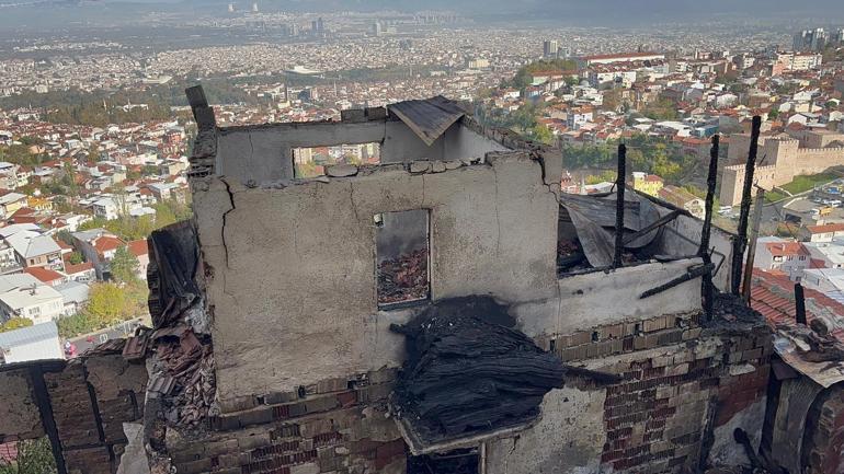 80 yaşındaki ev sahibinin yangını söndürmek isterken ölmüş olabileceği değerlendiriliyor