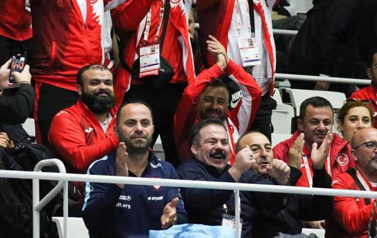 Eski Bakan Mevlüt Çavuşoğlu’ndan Ay-Yıldızlı sporculara destek