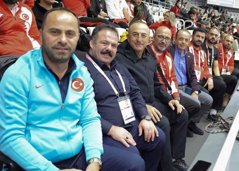 Eski Bakan Mevlüt Çavuşoğlu’ndan Ay-Yıldızlı sporculara destek