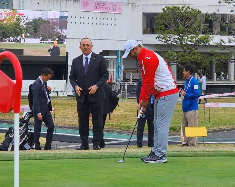 Eski Bakan Mevlüt Çavuşoğlu’ndan Ay-Yıldızlı sporculara destek