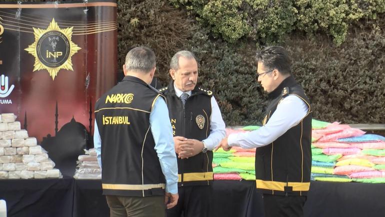 İstanbul ve Kocaelinde operasyonla ele geçirilen 966 kilo uyuşturucu emniyette sergilendi