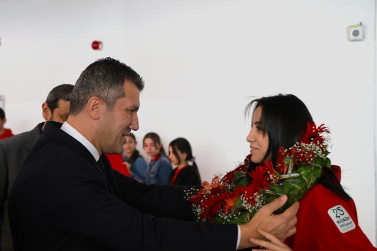 Riyad’da bronz madalya kazanan milli sporcu Berna Tut törenle karşılandı